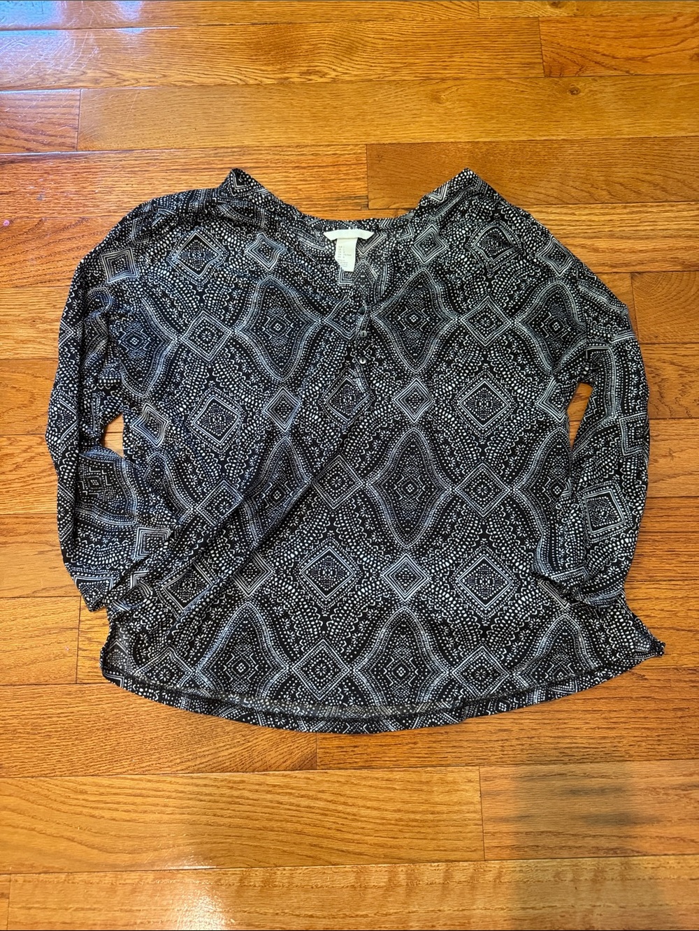 Women's H&M Black Patterned Long Sleeve V-Neck Top